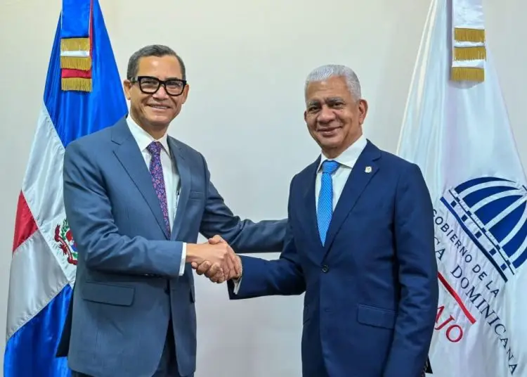 Olivares habló a la prensa tras reunirse con el presidente del Senado, Ricardo de los Santos.