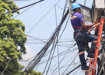 Las distribuidoras de electricidad deben invertir al menos US$300 millones anuales en redes y medidores. | Ronny Cruz