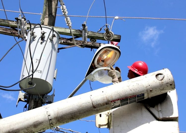 Edeeste dice que corrigió 3,656 luminarias.
