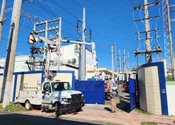 Técnicos de Edeeste trabajan en labores de mantenimiento en una subestación eléctrica.
