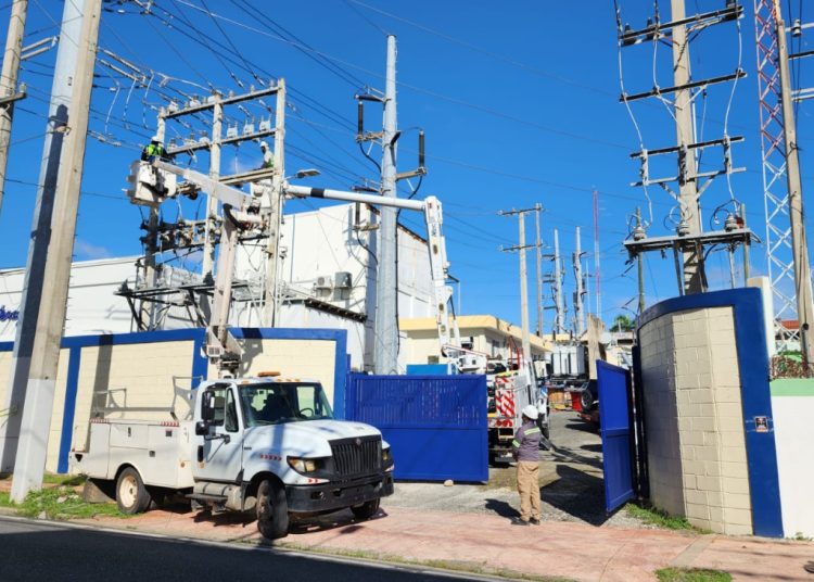 Técnicos de Edeeste trabajan en labores de mantenimiento en una subestación eléctrica.