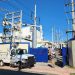 Técnicos de Edeeste trabajan en labores de mantenimiento en una subestación eléctrica.