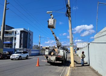 Puntualiza reemplazan lámparas viejas y dañadas para instalar otras más modernas y eficientes.