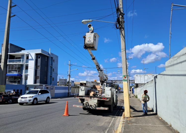 Puntualiza reemplazan lámparas viejas y dañadas para instalar otras más modernas y eficientes.