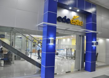 La agresión fue parcialmente grabada por los afectados y difundida en redes sociales.