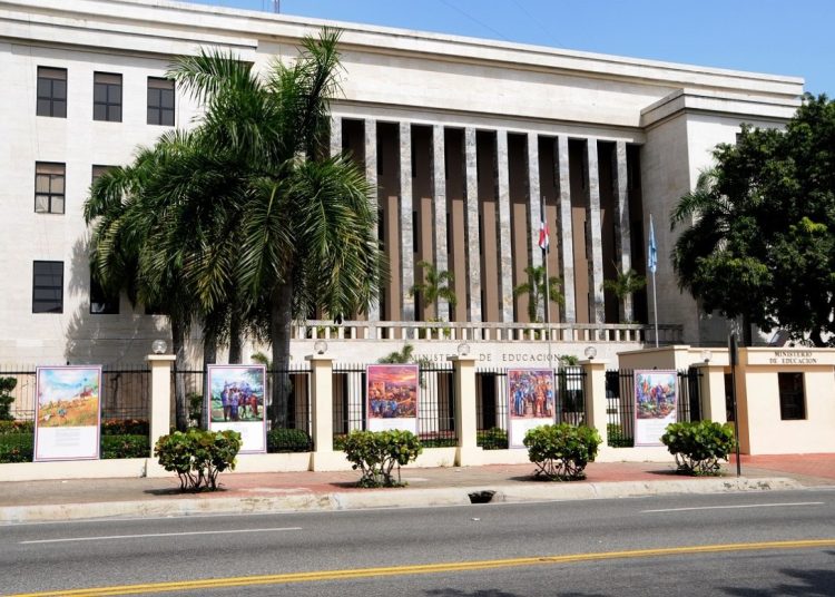 El programa establece un aporte de RD$1,000 por estudiante, destinado a padres, madres y tutores de alumnos inscritos y activos en los niveles inicial, primaria y secundaria de los centros educativos públicos del país.