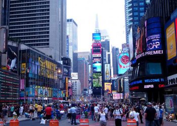 En comparación con el cuarto trimestre, la desaceleración del PIB real reflejó, principalmente, moderaciones en el gasto de los consumidores.