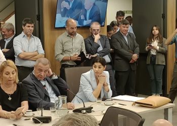 Esta norma establece que las agencias de inteligencia pueden recopilar información de los usuarios sin necesidad de una orden judicial interviniendo directamente en los sistemas de proveedores de telecomunicaciones y servicios como AT&T o Google.