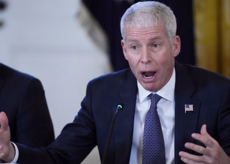El secretario de Energía de Estados Unidos asegura fenómenos climáticos extremos mataron a 10,000 personas el año pasado.
