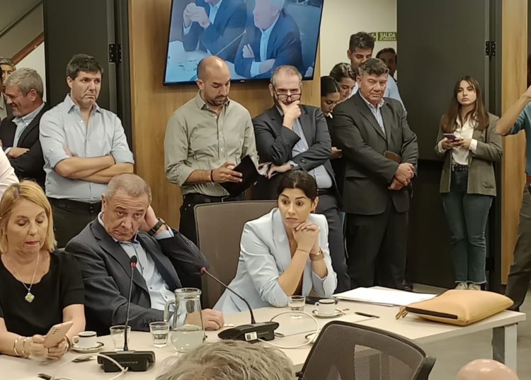 Esta norma establece que las agencias de inteligencia pueden recopilar información de los usuarios sin necesidad de una orden judicial interviniendo directamente en los sistemas de proveedores de telecomunicaciones y servicios como AT&T o Google.