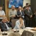 Esta norma establece que las agencias de inteligencia pueden recopilar información de los usuarios sin necesidad de una orden judicial interviniendo directamente en los sistemas de proveedores de telecomunicaciones y servicios como AT&T o Google.