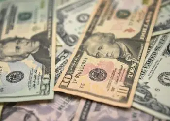 Los efectos de nuevos aranceles "pueden pesar negativamente en las previsiones de crecimiento, reduciendo el consumo, los ahorros y la inversión de los hogares", agregó.