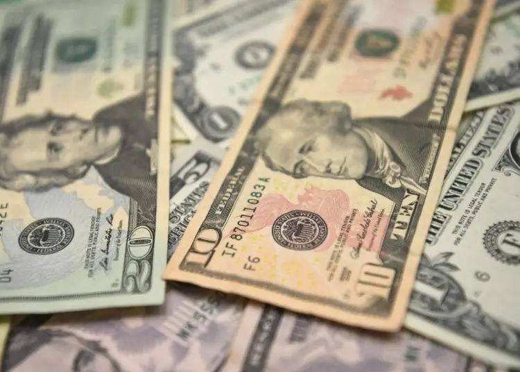 Los efectos de nuevos aranceles "pueden pesar negativamente en las previsiones de crecimiento, reduciendo el consumo, los ahorros y la inversión de los hogares", agregó.