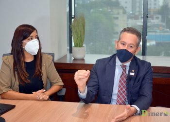 Awilda Florencio, gerente de Productos, y Francisco Javier Guzmán Arboleada, vicepresidente 
Pymes BHD León durante la visita al periódico elDinero.