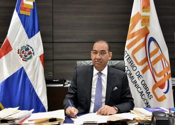 El ministro de Obras Públicas, Deligne Ascención.