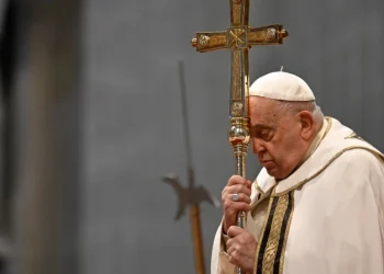 La crisis por broncoespasmo ha hecho que el papa haya sufrido durante su terapia un ataque de tos que le hizo vomitar pero, al respirar, volvió a tragar el fluido.