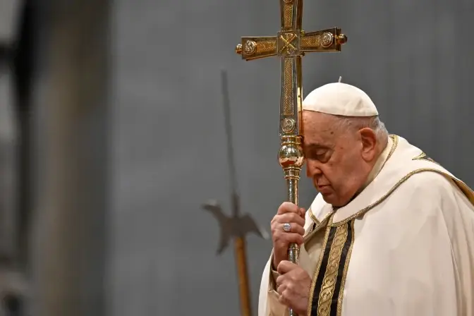 La crisis por broncoespasmo ha hecho que el papa haya sufrido durante su terapia un ataque de tos que le hizo vomitar pero, al respirar, volvió a tragar el fluido.