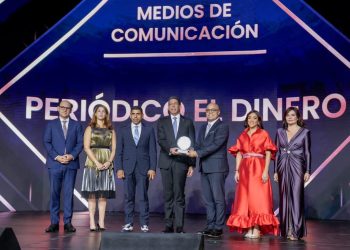 El reconocimiento fue recibido por el director de elDinero, Jairon Severino, en compañía de Esteban Delgado, subdirector del periódico.