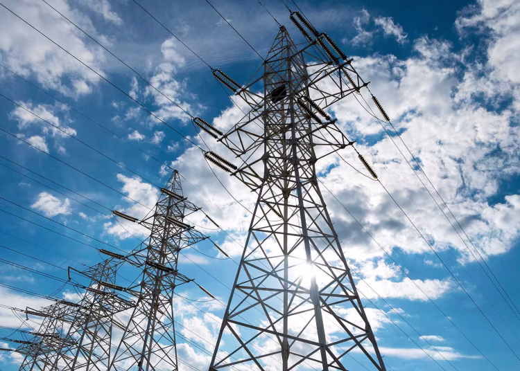 La distribución eléctrica es uniforme pese a la concentración de generación, gracias al Sistema Eléctrico Nacional Interconectado (SENI).