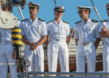 A la llegada del Juan Sebastián de Elcano hubo un intercambio de salvas y la banda de la Armada dominicana.