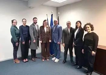 La embajadora dominicana en Bélgica, Joan M. Cedano, junto al director de elDinero, Jairon Severino, y personal diplomático.