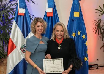 La embajadora de Francia en República Dominicana, Sonia Barbry, resalta la trayectoria diplomática de Rosa Hernández de Grullón durante la entrega de la distinción de Comendador de la Orden Nacional de la Legión de Honor de Francia.