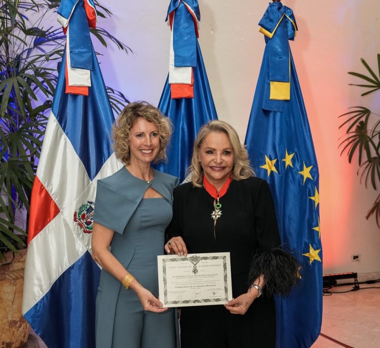 La embajadora de Francia en República Dominicana, Sonia Barbry, resalta la trayectoria diplomática de Rosa Hernández de Grullón durante la entrega de la distinción de Comendador de la Orden Nacional de la Legión de Honor de Francia.