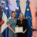 La embajadora de Francia en República Dominicana, Sonia Barbry, resalta la trayectoria diplomática de Rosa Hernández de Grullón durante la entrega de la distinción de Comendador de la Orden Nacional de la Legión de Honor de Francia.