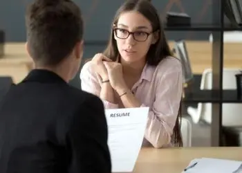 También aconseja prescindir de fotos editadas (mucho Photoshop) o poco profesionales y utilizar correos electrónicos con nombres apropiados.