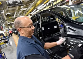 Los salarios avanzaron un 4.6%, una décima menos.