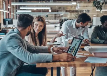 Este año, de las grandes empresas entrevistadas en todo el mundo, una de cada tres tiene previsto invertir más de US$25,000,000 en IA.- Fuente externa.