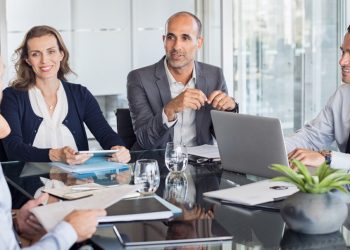 En contraste, en el sector formal, el informe señala una distribución más equilibrada: el 52.6% de los ocupados son hombres y el 47.4% son mujeres.