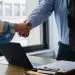 Al analizar la participación por género en el mercado laboral, el documento destaca que los hombres continúan superando a las mujeres en términos de empleo formal.