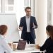 En términos económicos, precisa que las empresas lideradas por hombres tienden a registrar mayores ingresos y gastos operativos en comparación con aquellas dirigidas por mujeres.