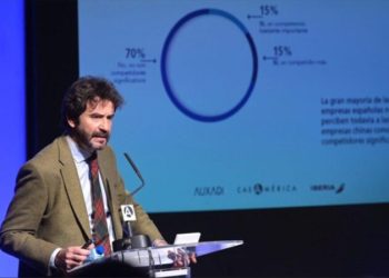 Respecto a los riesgos, el 80% de las compañías cita la inestabilidad política, el 49% el tipo de cambio, el 45% la inseguridad ciudadana y el 40% la seguridad jurídica.