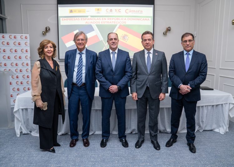 El presidente de Camacoes RD, Francisco Pérez, destacó el papel de España en la economía dominicana a través de su inversión y comercio.