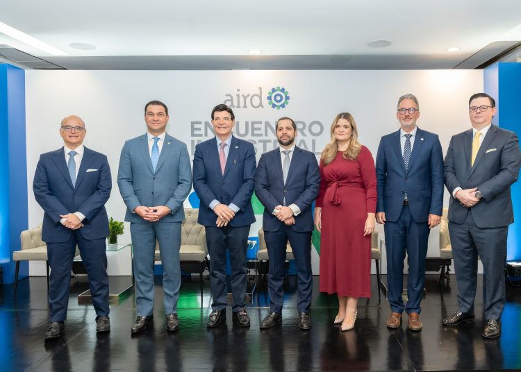 En el panel participaron Elianne Vílchez Abreu, vicepresidenta ejecutiva de la BVRD; Felipe Amador, CEO Advanced Asset Management; José Manuel Cuervo, vicepresidente de Filiales Mercado de Valores del Grupo Popular y José Gior Ariza, Senior Partner de Investa Capital Partners y asesor financiero de la AIRD.