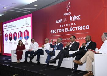 Santos participó en el foro sobre la reforma del sector eléctrico organizado por la Asociación Dominicana de la Industria Eléctrica y el Instituto Tecnológico de Santo Domingo.