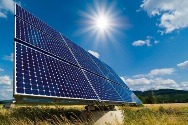 Los investigadores exploraron una alternativa de energía limpia utilizando receptores solares, que concentran y generan calor con miles de espejos de seguimiento solar.