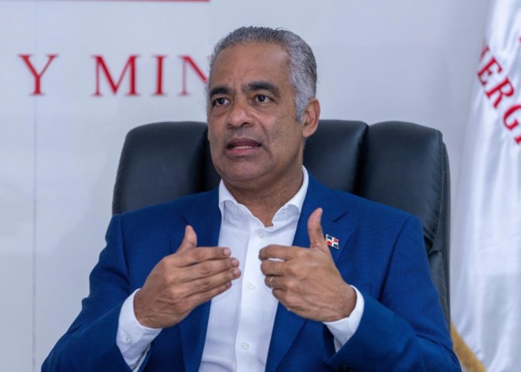 Santos detalló que el Ministerio de Energía y Minas continúa integrando al SENI una cartera de proyectos que fortalecerá la energía base del país.