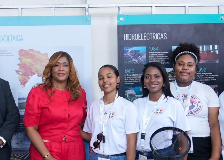 Estudiantes presentan proyectos innovadores sobre energías renovables en la Feria Científica 2025.