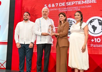 En la ceremonia de apertura fue entregado un reconocimiento a Colombia, país invitado.