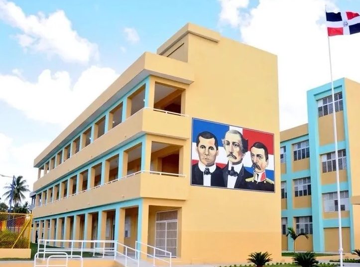 Para la construcción, ampliación y rehabilitación de escuelas, hay otra partida de RD$82 millones disponibles.