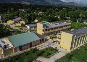 Fase de ejecución de recursos para los proyectos de construcción y ampliación de escuelas en Bahoruco a solo días de que se inicie el año escolar 2025-2026.