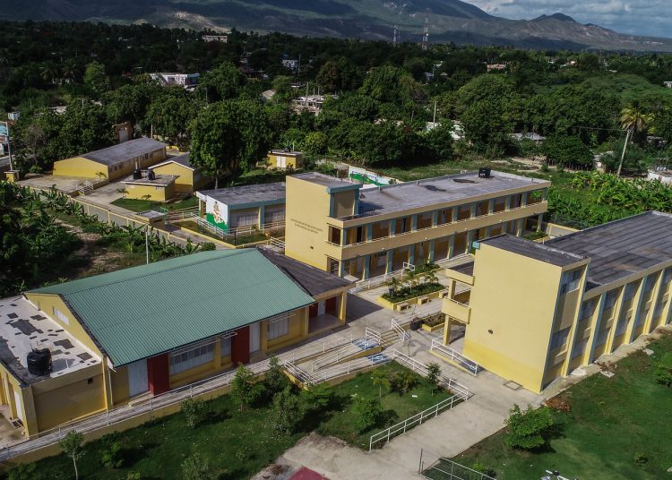 Fase de ejecución de recursos para los proyectos de construcción y ampliación de escuelas en Bahoruco a solo días de que se inicie el año escolar 2025-2026.
