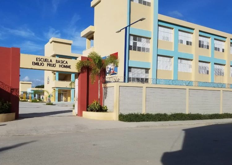 Ampliación plantel educativo para inicial Emilio Prud Homme, Boca Chica. No tiene monto asignado, pero lleva una ejecución de RD$2.1 millones.
