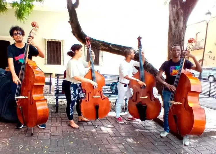 Estudiantes de violonchelo en la escuelita de música del Parque Colón, en la Zona Colonial del Distrito Nacional.