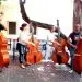 Estudiantes de violonchelo en la escuelita de música del Parque Colón, en la Zona Colonial del Distrito Nacional.