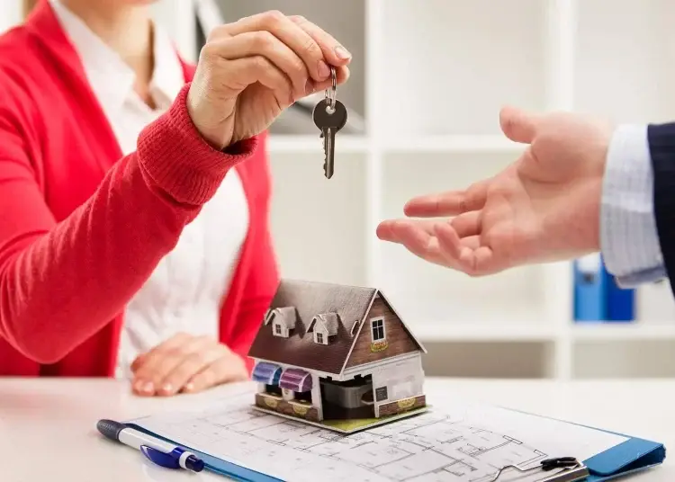 Marleen Lorenzo, fundadora y directora ejecutiva de All Home RD, una inmobiliaria con más de una década de trayectoria en el sector, advierte que las denuncias recientes han generado un clima de desconfianza entre los compradores, especialmente los dominicanos que residen en el interior del país.