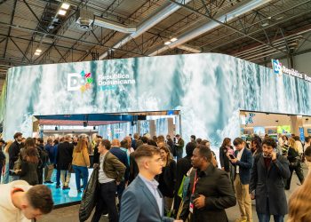 El estand fue diseñado por la arquitecta Liza Ortega, ocupa una extensión de 1,180 metros cuadrados. Más de 200 metros cuadrados de pantallas muestran la belleza y los símbolos patrios de República Dominicana.